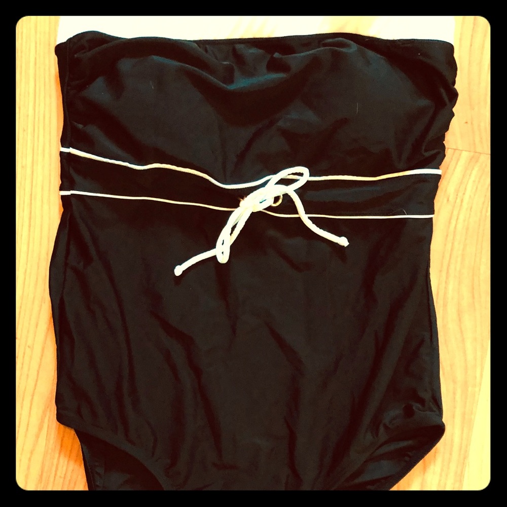 Retro style strapless swimsuit